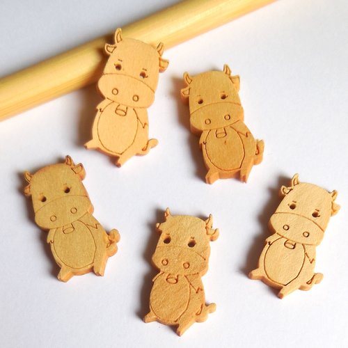 5 boutons en bois - forme petite vache rigolote