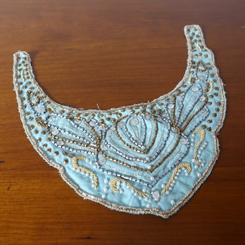 Plastron style oriental - applique encolure en v bleu turquoise brodée