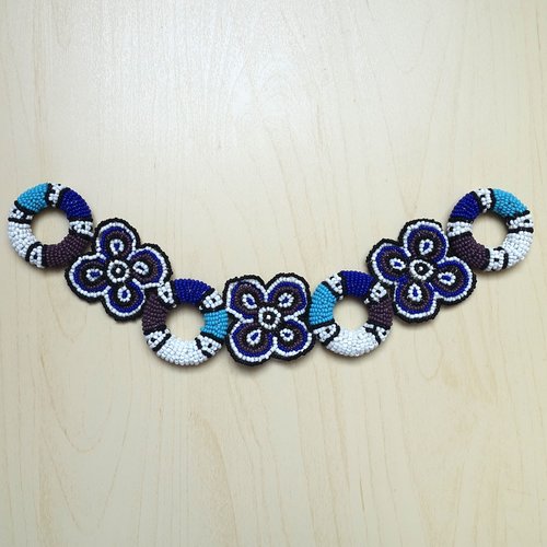 Plastron brodé en perles de rocaille