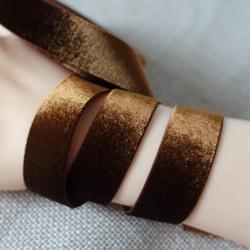 4,50 mètres de ruban mokuba velours lisse marron