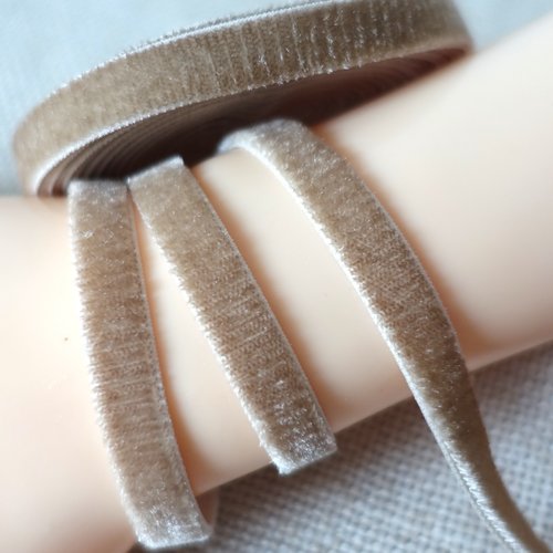 2,90 mètres de ruban mokuba velours stretch beige