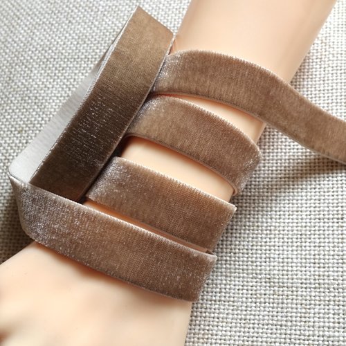 4,85 mètres de ruban mokuba velours stretch beige