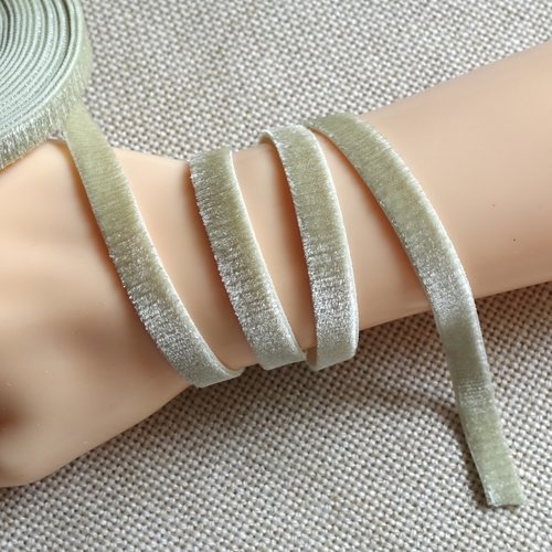 4,85 mètres de ruban mokuba velours stretch vert sauge