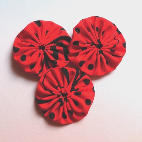 3 yoyos en tissu faits main - polyester rouge et noir 5,5 cm