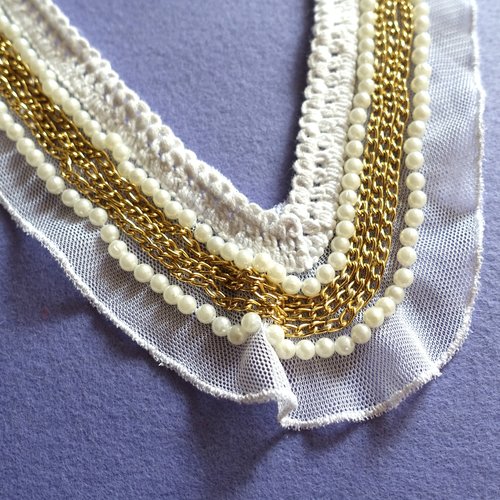 Encolure plastron appliqué brodé - chaînettes dorées et perles blanches