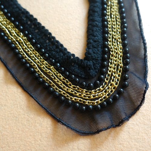 Encolure plastron appliqué brodé - chaînettes dorées et perles noires