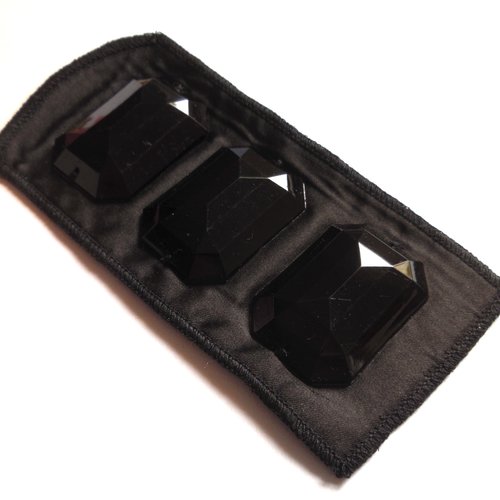 Appliqué noir vintage à coudre - gros cabochons noirs à facettes sur satin