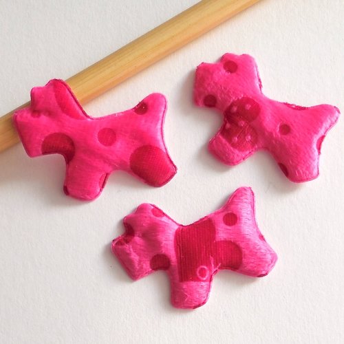 3 embellissements tissu forme petits chiens - fuchsia à motifs rouges - 5,5 x 4,2 cm