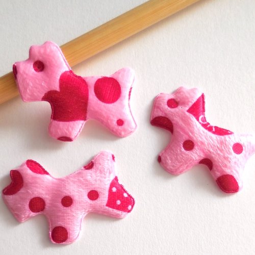 3 embellissements tissu forme petits chiens - rose à motifs rouges - 5,5 x 4,2 cm