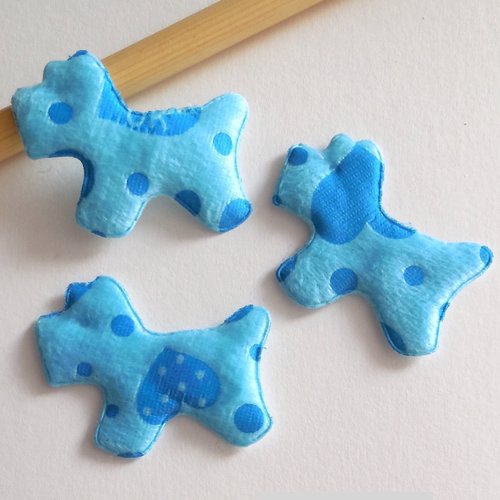3 embellissements tissu forme petits chiens - turquoise motifs bleus - 5,5 x 4,2 cm