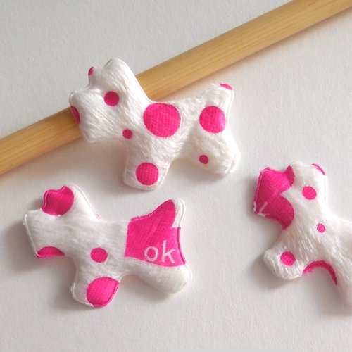 3 embellissements tissu forme petits chiens - blancs motifs fuchsia - 5,5 x 4,2 cm