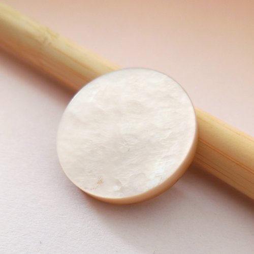 Bouton en nacre naturelle