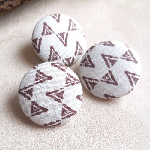 3 boutons en métal recouverts tissu motif tipis
