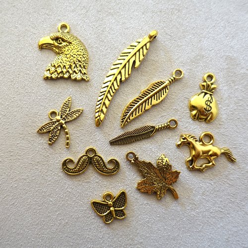 Lot de 10 pendentifs en métal doré