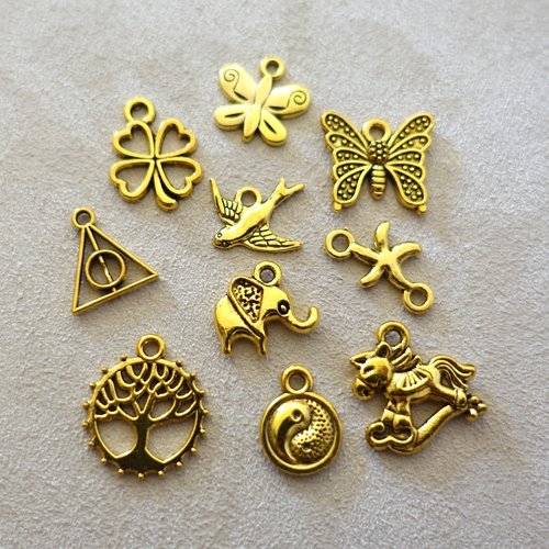 Lot de 10 pendentifs en métal doré