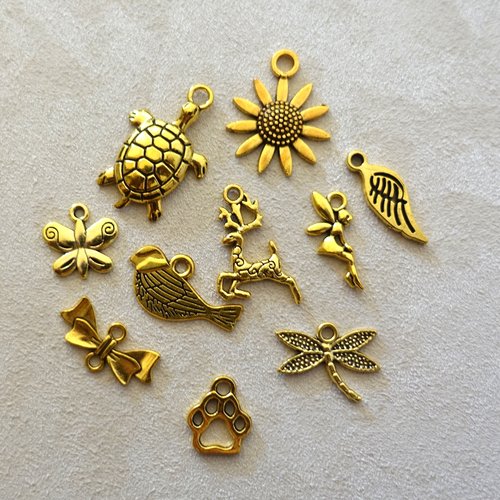 Lot de 10 pendentifs en métal doré