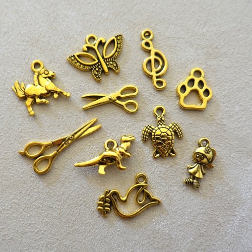 Lot de 10 pendentifs en métal doré