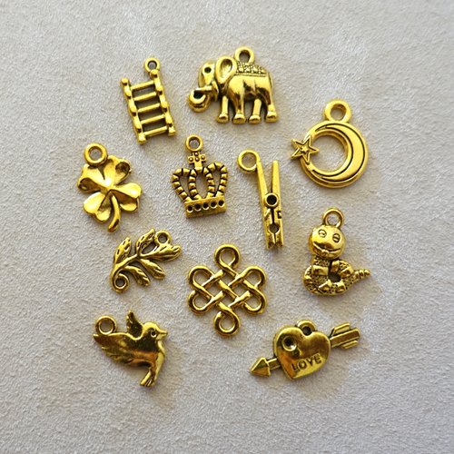 Lot de 10 pendentifs en métal doré