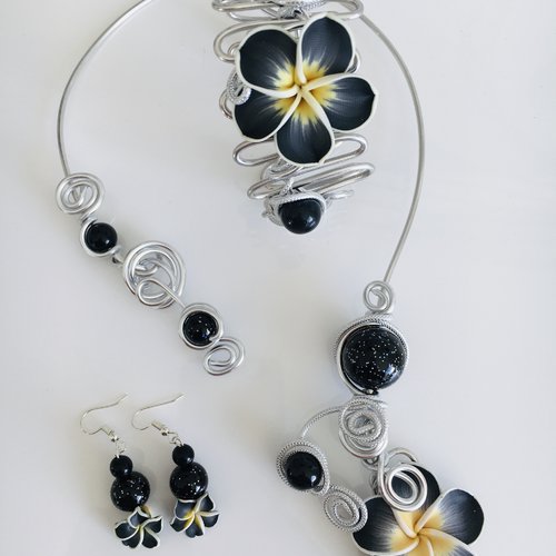 Parure collier, bracelet, boucles d'oreilles fleur noire