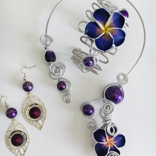 Parure collier, bracelet, boucles d'oreilles fleur violette