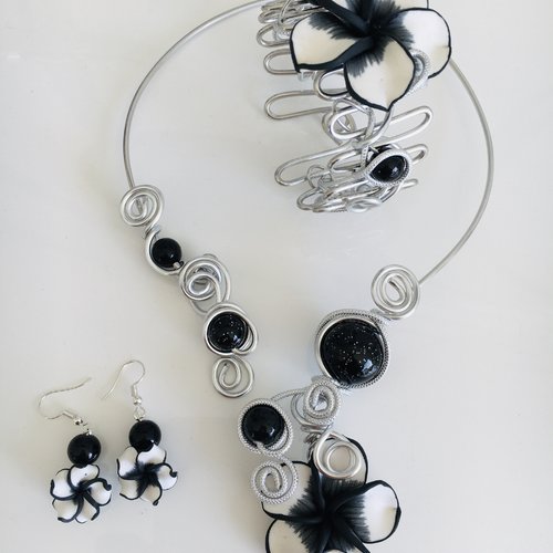 Parure collier, bracelet, boucles d'oreilles fleur noire et blanche
