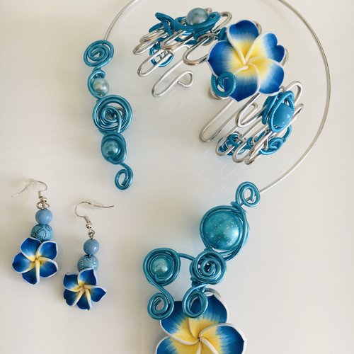 Parure collier, bracelet, boucles d'oreilles fleur bleue
