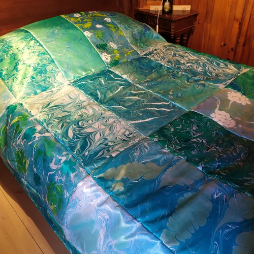 Couvre-lit en patchwork de tissu satin peint sur l'eau