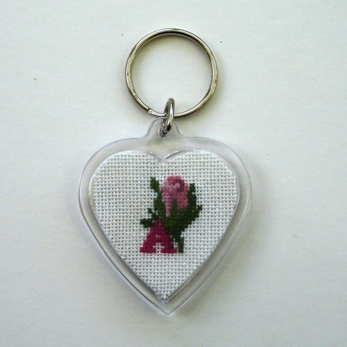 Porte-clés bouton de rose avec initiale au choix cœur