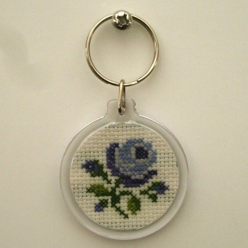 Porte-clés rond bouton de rose bleu brodé main