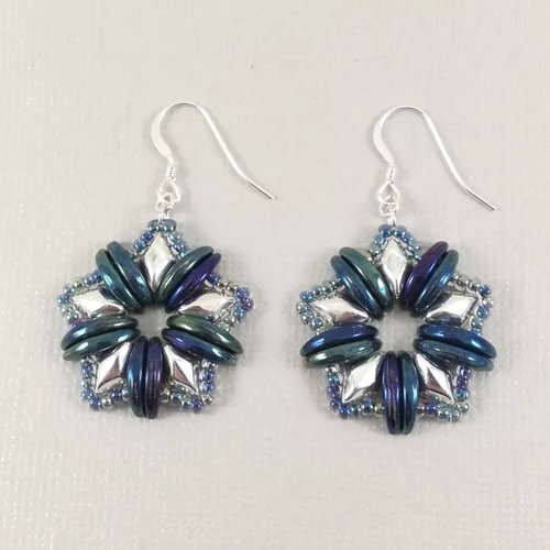 Boucles d'oreilles pendantes, en perles de verre czechmates et diamonduo, ton bleu argenté