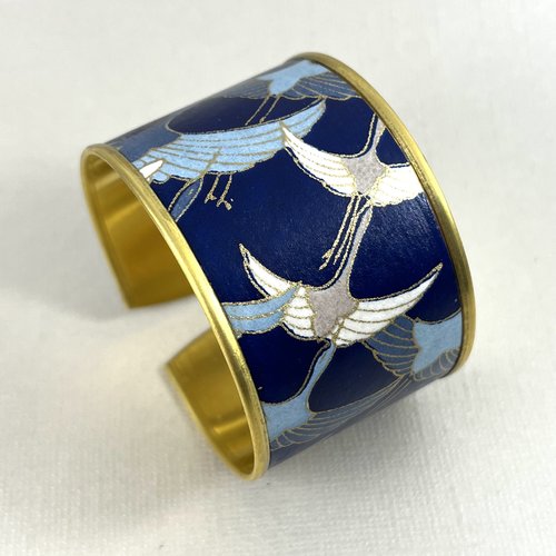 Bracelet manchette en papier washi, motif: vol de grues serti d'or, de bleu pastel et de blanc