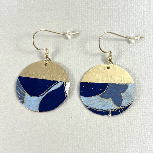 Boucles d'oreilles en papier washi, motif: vol de grues serti d'or, de bleu pastel et de blanc
