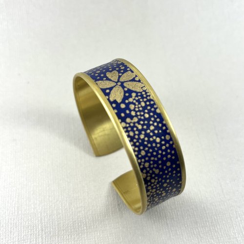 Bracelet manchette en papier washi, motif: petits points et fleurs de sakura, sur fond bleu nuit