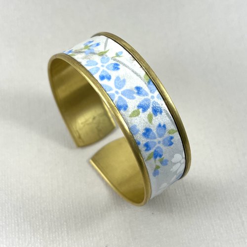 Bracelet manchette en papier washi, motif: petites fleurs bleues et blanches