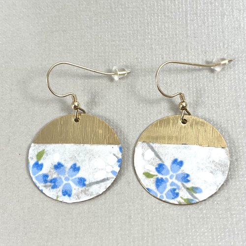 Boucles d'oreilles en papier washi, motif: petites fleurs bleues et blanches