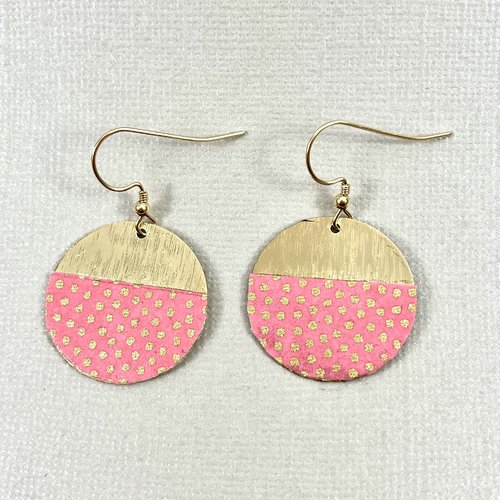 Boucles d’oreilles en papier washi, motif : petits points or sur fond rose
