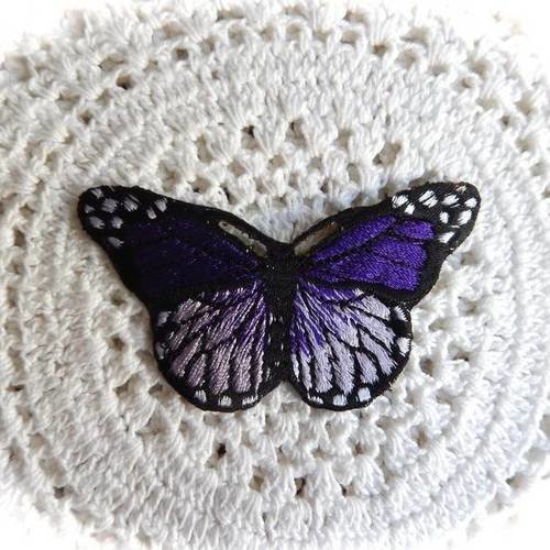 Ecusson motif papillon coloris violet, thermocollant 