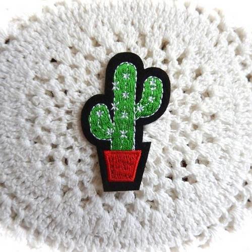 Ecusson motif cactus coloris noir, blanc, rouge et vert, thermocollant 
