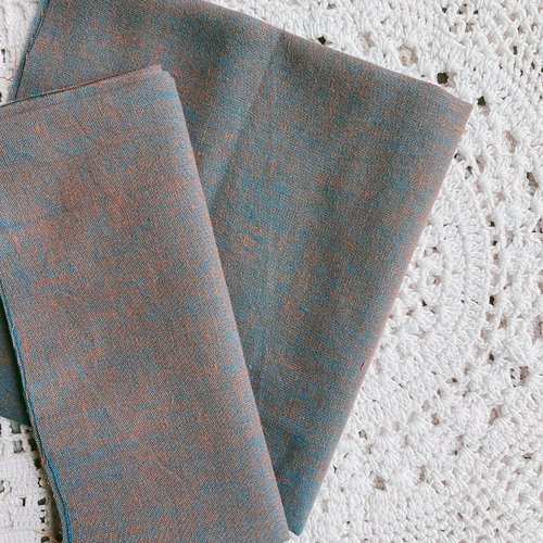 Coupon de tissu bleu faux uni 25 x 55 cm