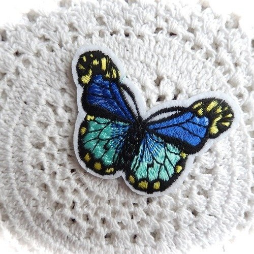 Ecusson motif papillon coloris bleu, thermocollant 