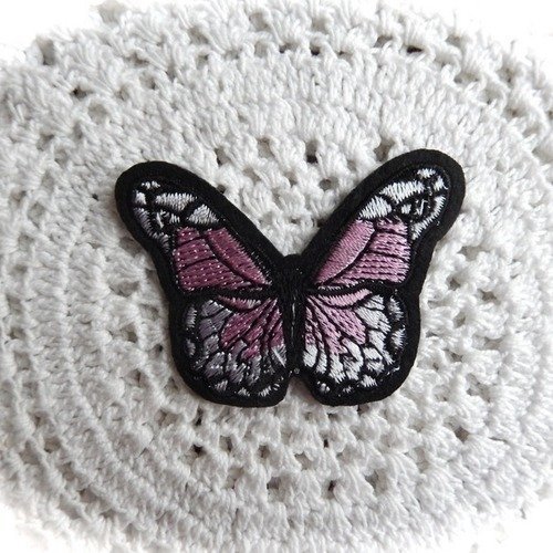Ecusson motif papillon coloris rose, thermocollant 