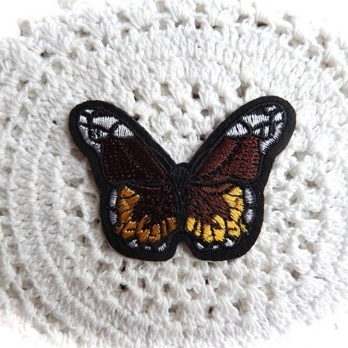 Ecusson motif papillon coloris brun, thermocollant 