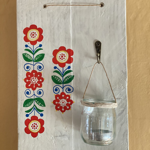 Accroche murale en bois fleurie