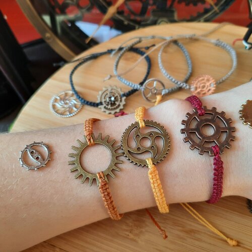 Collection bracelets simple en macramé avec engrenage- collab avec fileuse de couleurs