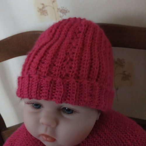 Bonnet bébé 3 mois au crochet, coloris fuchsia