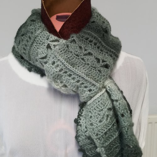 Echarpe au crochet, en dégradé de l'écru au gris foncé, en acrylique, mérinos et mohair, fait main.