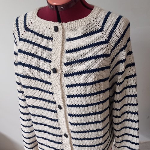 Cardigan blanc avec rayures marine, taille 40-42, coton et viscose