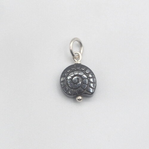 Pendentif cove ammonite hématite argent massif