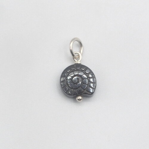 Pendentif cove ammonite hématite argent massif