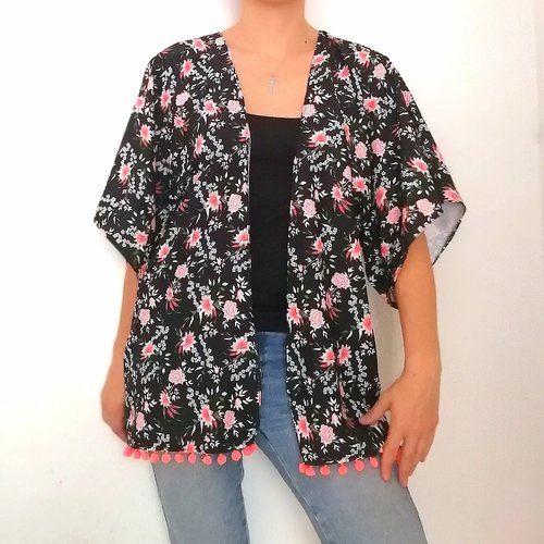 Kimono à fleurs, style asiatique, veste légère, kimono plage, tenue été, kimono noir, cadeau femme, viscose, vêtement, kaftan, tunique